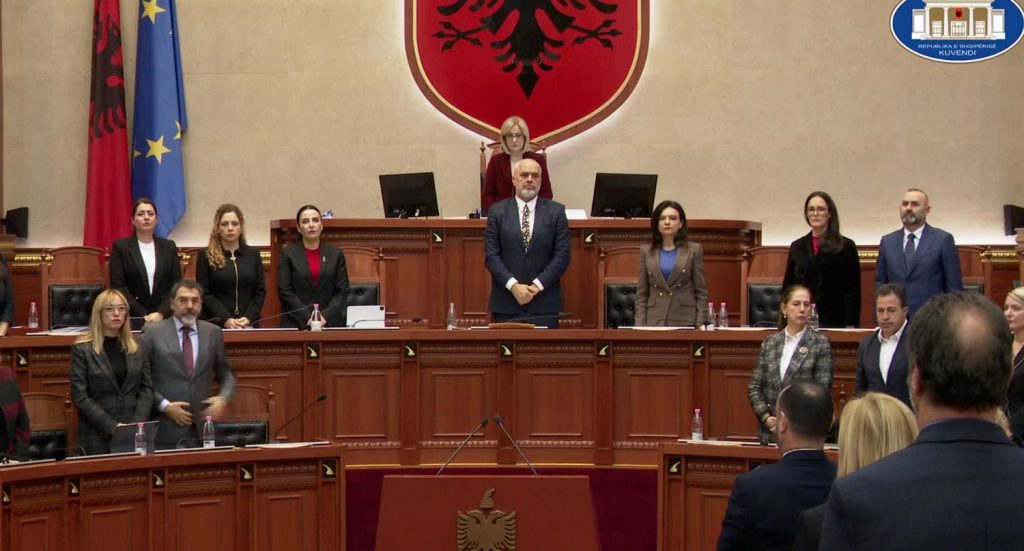 Në mes të debatit, Kuvendi mban 1 minutë heshtje për viktimat në Malësinë e Madhe Capture 109