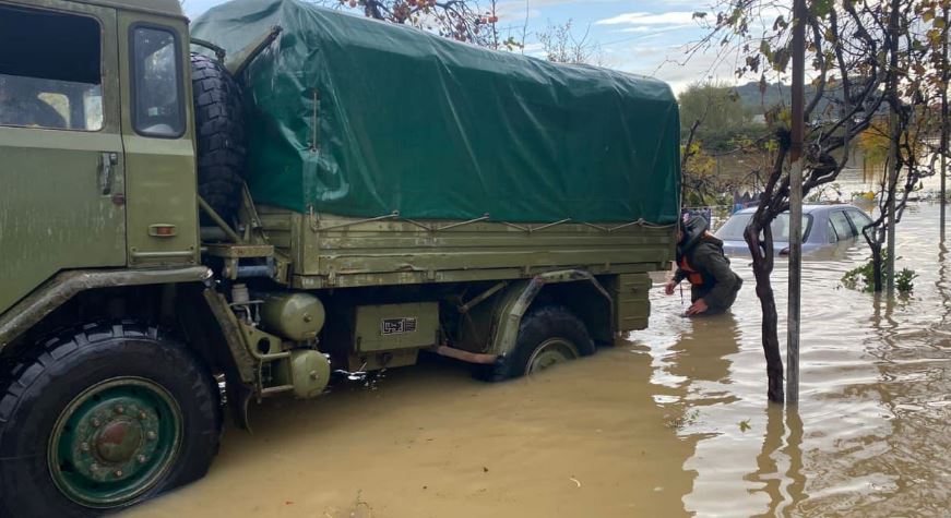 Tragjedia e parë nga moti i keq, uji merr para një makinë. Dyshohet se në mjet ishin babë dhe bir Capture 89