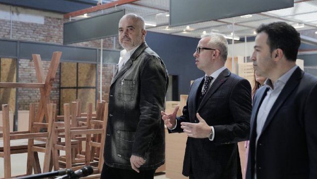 Prefekti Jole kritikon Bashkinë e Korçës: Mungesa e kontributit të pushtetit vendor bie ndesh me frymën e bashkëpunimit Edi Rama Sotiraq Filo dhe Niko Peleshi