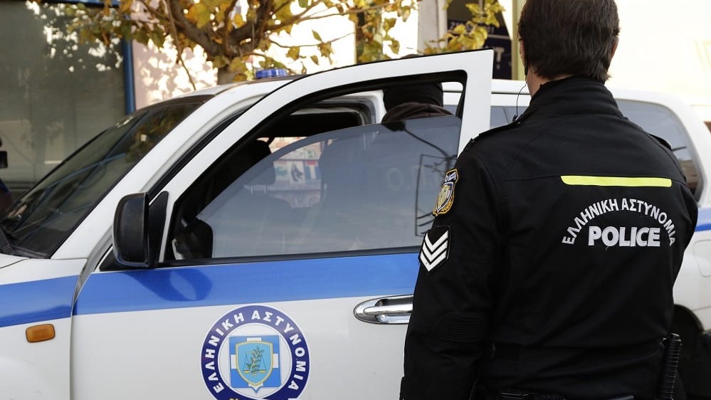 4 persona grabisin nënkryebashkiakun grek, i marrin 200 mijë euro nga kasaforta Policia ne Greqi CREDITS Politikakritis.gr