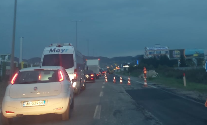 Trafik kilometrik në autostradën Tiranë-Durrës Trafik kilometrik ne autostraden Tirane Durres