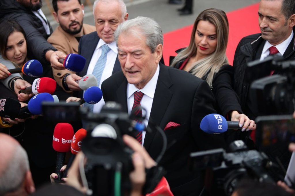 Berisha në mbledhjen e dy Kuvendeve: Mungon një stendë për personalitetet antikombëtare si Hoxha dhe Rama WhatsApp Image 2022 11 27 at 10.06.02 1081x720 1