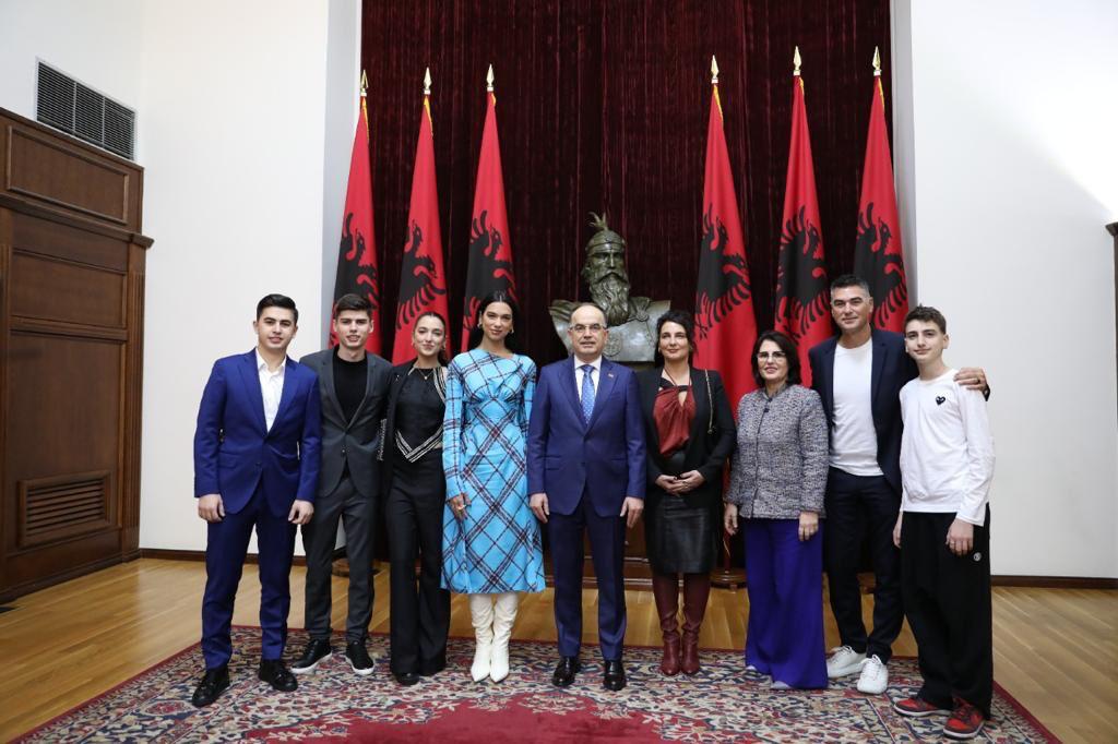 Dua Lipa merr shtetësinë shqiptare, Presidenti Begaj: Rinia shqiptare e ka shembull 1 WhatsApp Image 2022 11 27 at 12.47.57 1