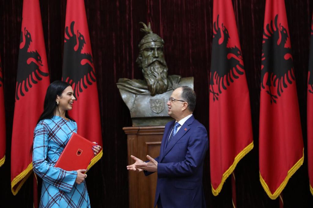Dua Lipa merr shtetësinë shqiptare, Presidenti Begaj: Rinia shqiptare e ka shembull 4 WhatsApp Image 2022 11 27 at 12.47.57 4