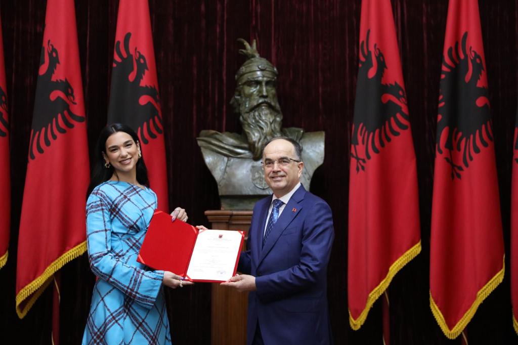Dua Lipa merr shtetësinë shqiptare, Presidenti Begaj: Rinia shqiptare e ka shembull 5 WhatsApp Image 2022 11 27 at 12.47.57 5