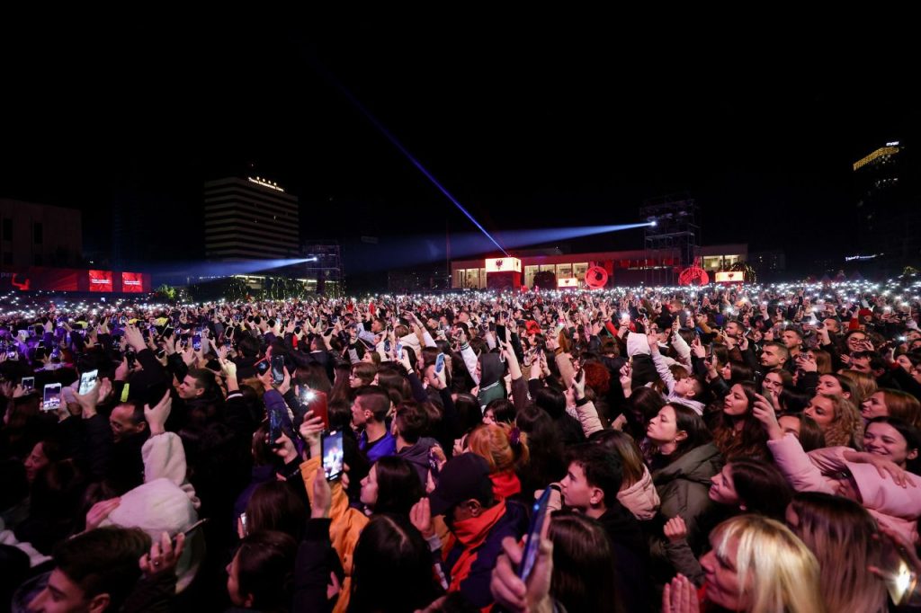 FOTOT/Dua Lipa super performancë në Sheshin Skënderbej: Urime 110-vjetorin e Pavarësisë! 8 WhatsApp Image 2022 11 29 at 12.42.16