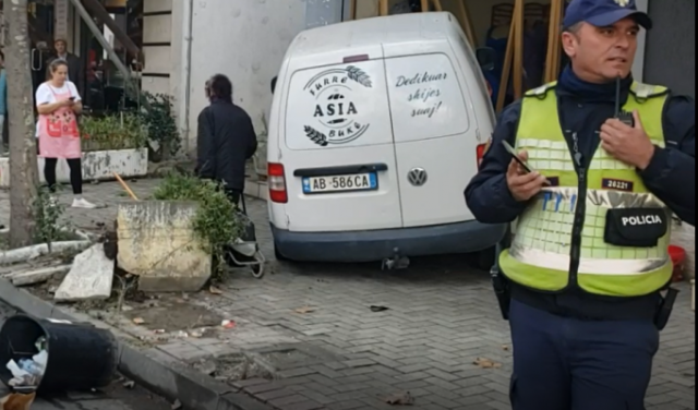 Durrës/ Gruaja futet në dyqanin e veshjeve me gjithë makinë 1 aksident 4 681x400 1 640x376 1