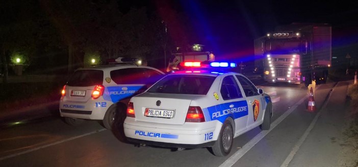 Makina përplas për vdekje këmbësorin në Fier, shoferi largohet dhe e lë në mes të rrugës aksident rrugor naten