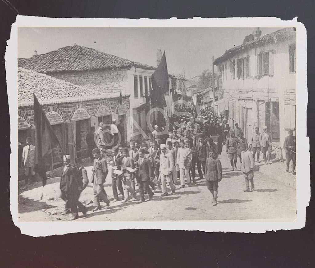 Drejtoria e Arkivave sjell foto të shkrepura nga manifestimet e zhvilluara në Vlorën e vitit 1913 arkiva