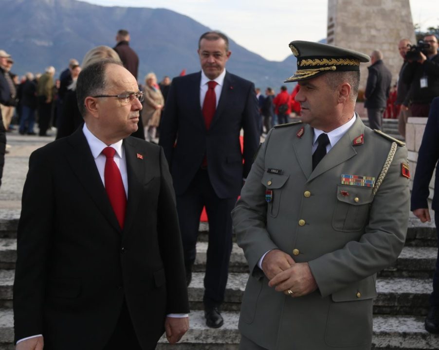 Presidenti Begaj, Lindita Nikolla dhe Erion Veliaj homazhe në varrezat e Dëshmorëve të Atdheut 1 dita e clirimit ceremoia zyrtare 1 902x720 1