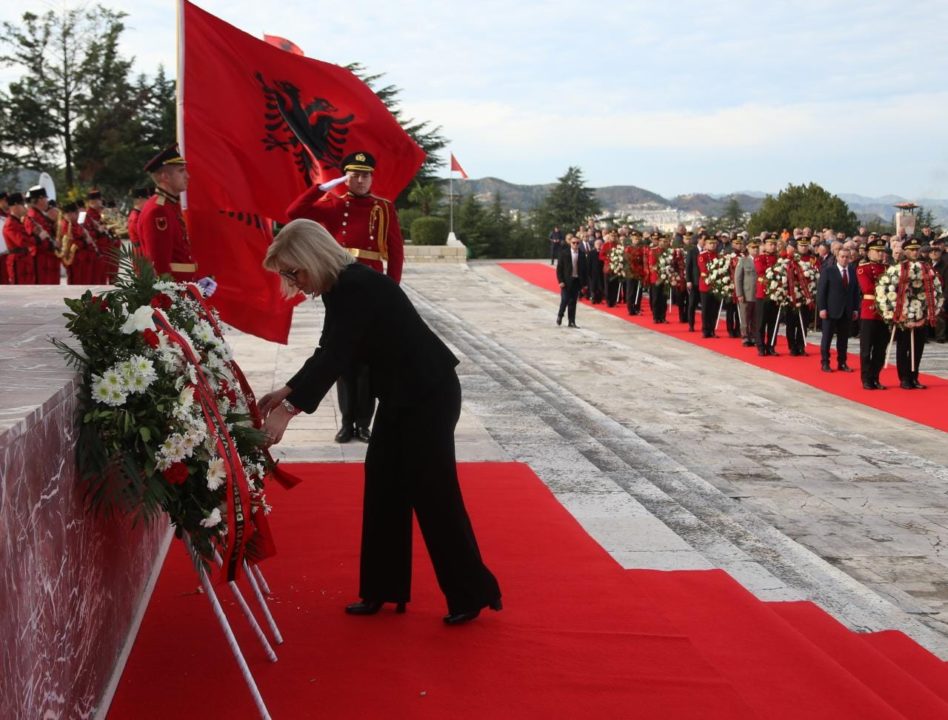 Presidenti Begaj, Lindita Nikolla dhe Erion Veliaj homazhe në varrezat e Dëshmorëve të Atdheut 7 dita e clirimit ceremoia zyrtare 11 948x720 1