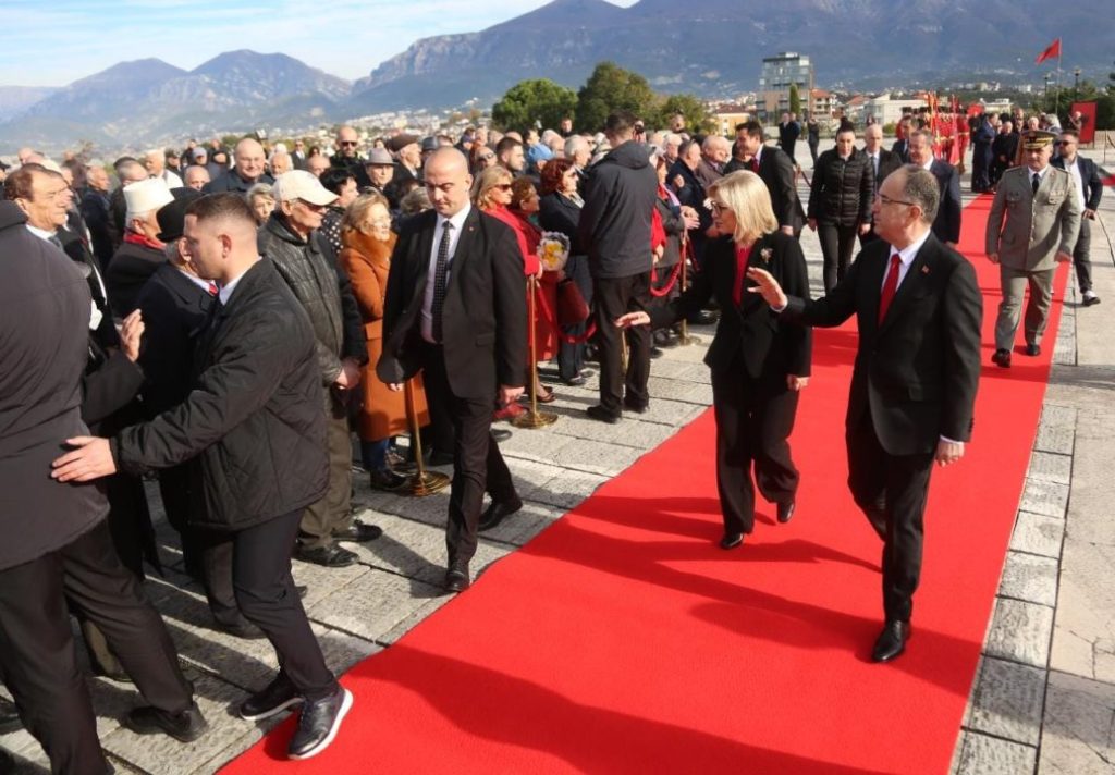 Presidenti Begaj, Lindita Nikolla dhe Erion Veliaj homazhe në varrezat e Dëshmorëve të Atdheut 2 dita e clirimit ceremoia zyrtare 2 1036x720 1