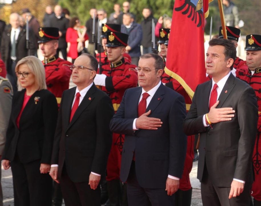 Presidenti Begaj, Lindita Nikolla dhe Erion Veliaj homazhe në varrezat e Dëshmorëve të Atdheut 3 dita e clirimit ceremoia zyrtare 4 915x720 1