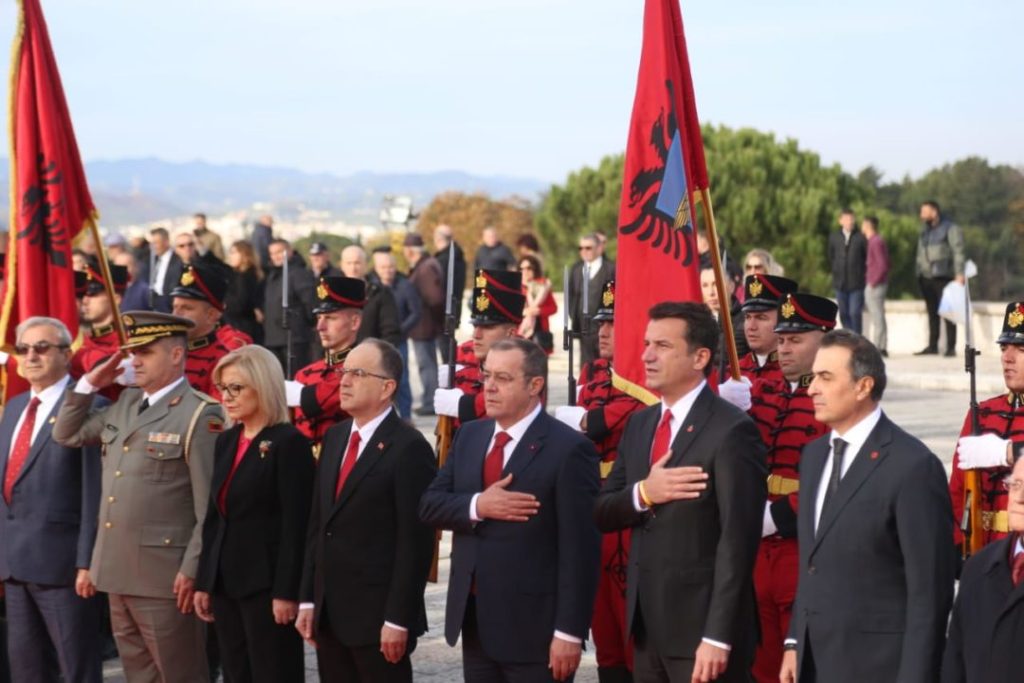 Presidenti Begaj, Lindita Nikolla dhe Erion Veliaj homazhe në varrezat e Dëshmorëve të Atdheut 4 dita e clirimit ceremoia zyrtare 5 1080x720 1