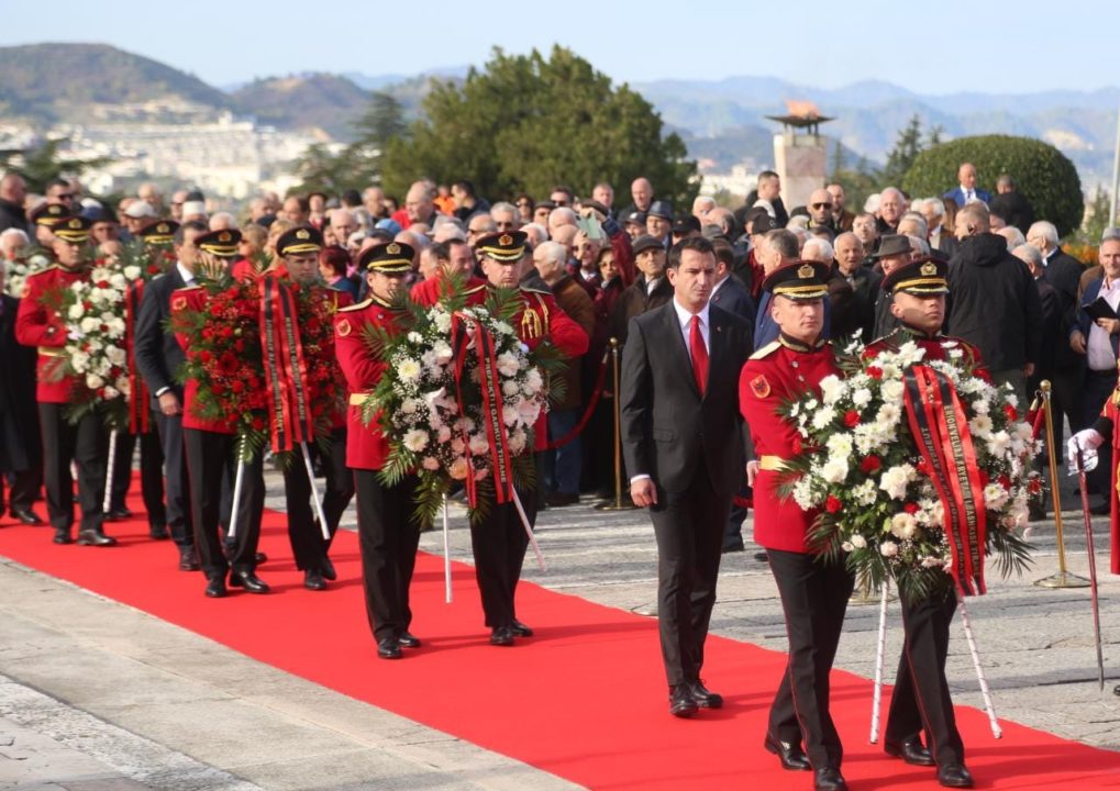 Presidenti Begaj, Lindita Nikolla dhe Erion Veliaj homazhe në varrezat e Dëshmorëve të Atdheut 5 dita e clirimit ceremoia zyrtare 7 1019x720 1