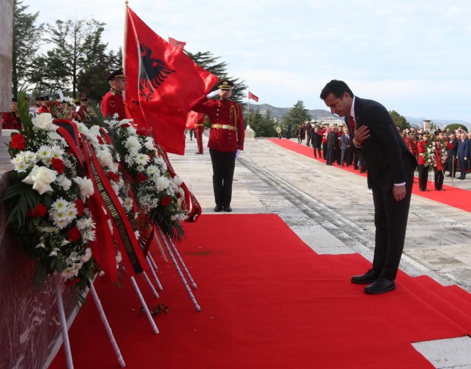 Presidenti Begaj, Lindita Nikolla dhe Erion Veliaj homazhe në varrezat e Dëshmorëve të Atdheut 6 dita e clirimit ceremoia zyrtare 9 920x720 1