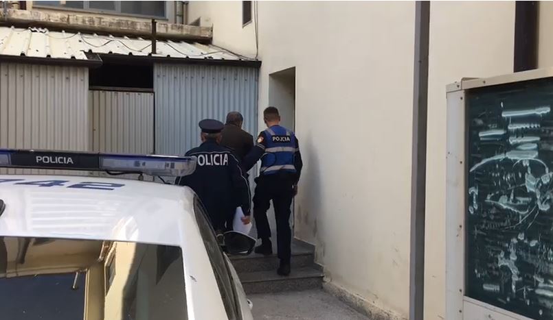Vrau më thikë bashkëfshatarin, lihet në burg 63-vjeçari durres