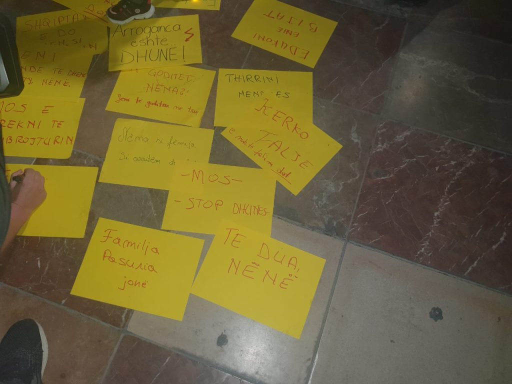 Dhuna e infermiereve ndaj të moshuarës në Pejë, në Tiranë nuk ka as 10 persona në protestë 1 f7114c9b 3eb5 4c06 b5fd 23a064de4df6