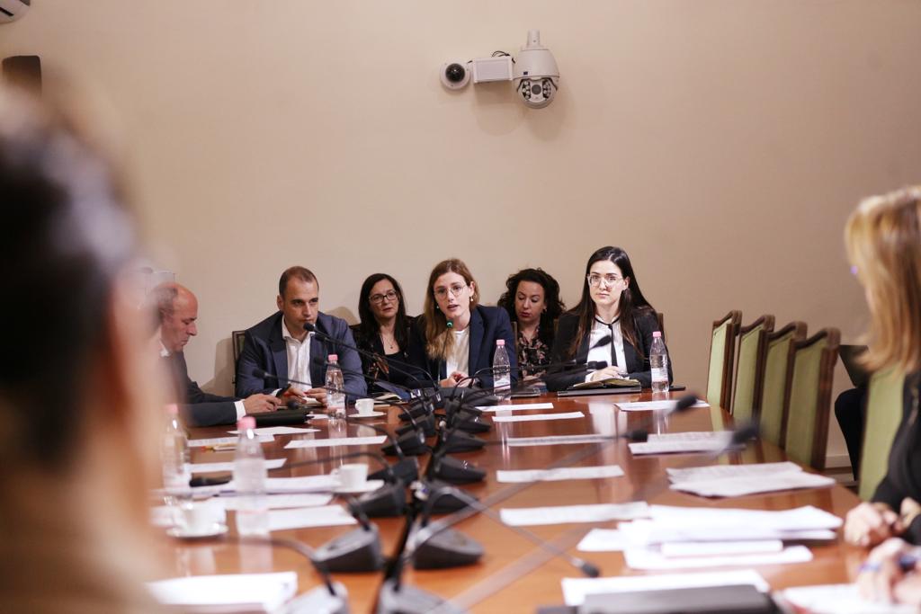 Muzhaqi çon në Komision shifrat buxhetore për rininë, Duma ndërpret seancën dëgjimore