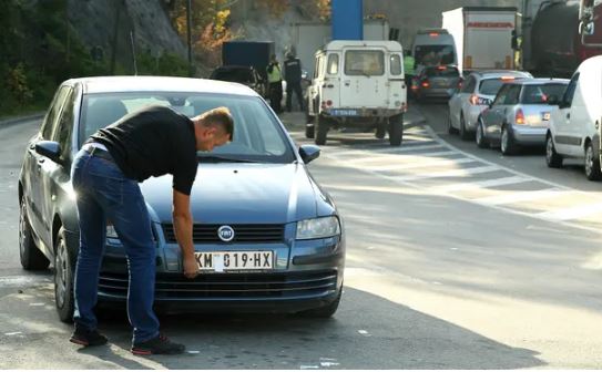 “The Guardian” pasqyron tensionet në Veri: Mosmarrëveshja Kosovë-Serbi mund të shkaktojë trazira kosove 2