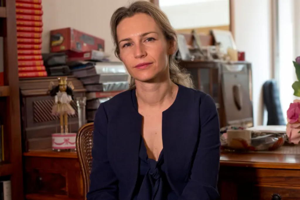 Lea Ypi: Kam 14 vjet në Britani, por vëllai im nuk ka ardhur kurrë, ia kanë refuzuar vizën. E bënë këtë dhe me mamanë 70-vjeçare lea ypi