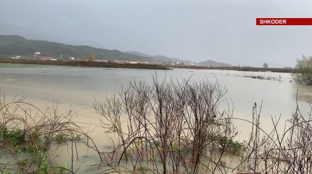 Pezullohet edhe të martën mësimi në 14 shkolla në Shkodër permbytje shkoder