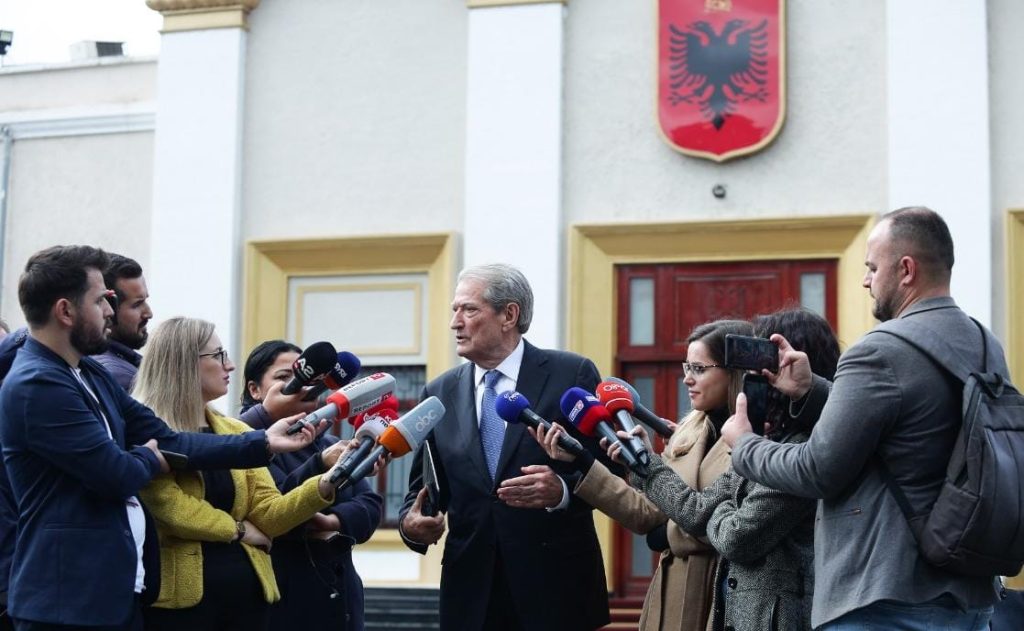 Protestë në ditën e Samitit të BE-së në Tiranë sali berisha parlament jashte