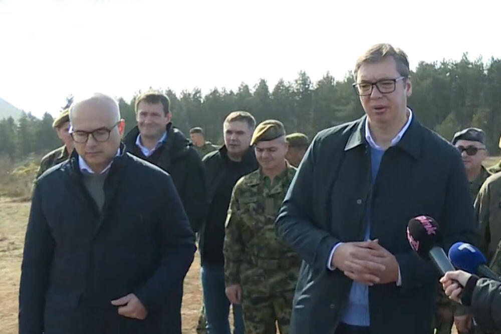 Vuçiç flet mes raketave ruse dhe ushtarëve serbë: Dronët mbi ndërtesat ushtarake janë një lloj agresioni vucic me ushtaret serbe 1 1