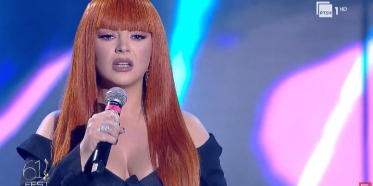 Fifi befason me ‘look-un’ ndryshe në Festivalin e Këngës, artistja: Kënga ime kundër bullizmit 0FBD2904 7B80 49ED 8FA8 BABD0533721A