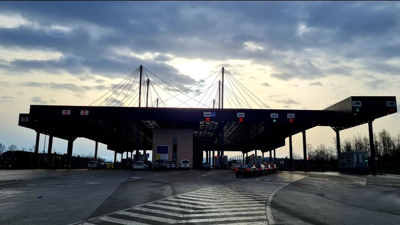 Tensionet në Kosovë, tjetër barrikadë vendoset në afërsi të Merdares. Mbyllet pikëkalimi kufitar 1672209270 merdare