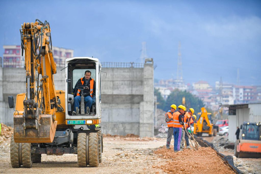 Rama “zgjohet” në Paskuqan: Një nga hyrjet kryesore në kryeqytet po merr formën e duhur 320436513 572239801408366 712176320307673085 n