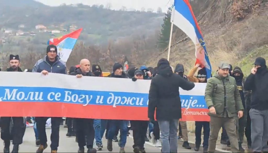 Tensionet në veri, serbët shfaqen të armatosur! Në protestë grupet ekstremiste ruse dhe serbe 320670638 721130779225070 5724518232512609298 n