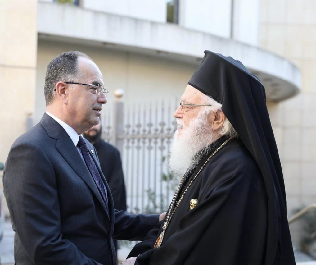 Presidenti Begaj pritet nga Janullatos dhe uron shqiptarët: Paqe, solidaritet dhe shumë shpresë 321934519 545483190957759 806909197148827752 n