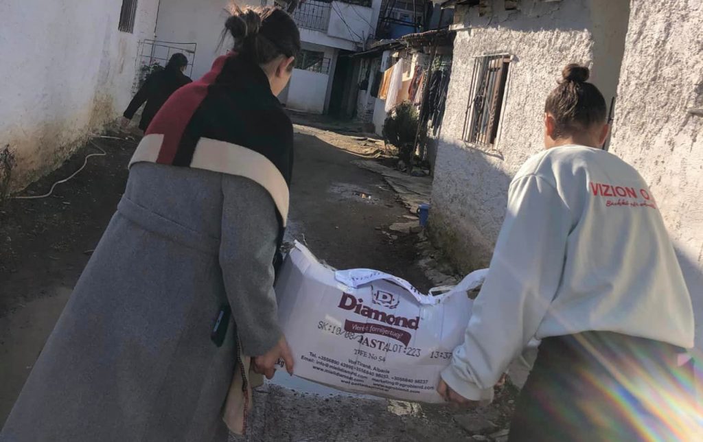 Bashkia Mat pranë familjeve në nevojë në këtë virgjilje të Vitit të Ri 323322646 714254770376523 6050085328193561865 n