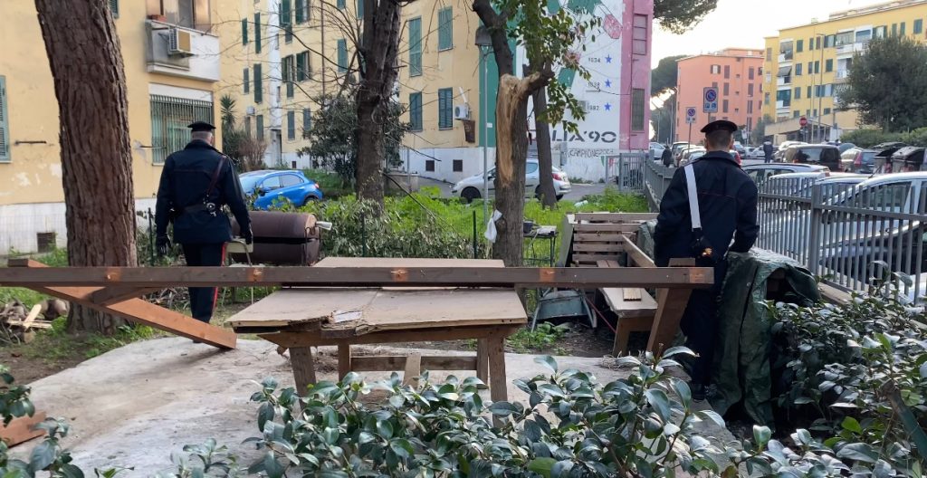 Në lagjen kryeqendër të trafikut të drogës në Romë, ku bandat shqiptare organizojnë gjithçka 2 3913917 roma controlli antidroga a san basilio 4 persone arrestate foto 2