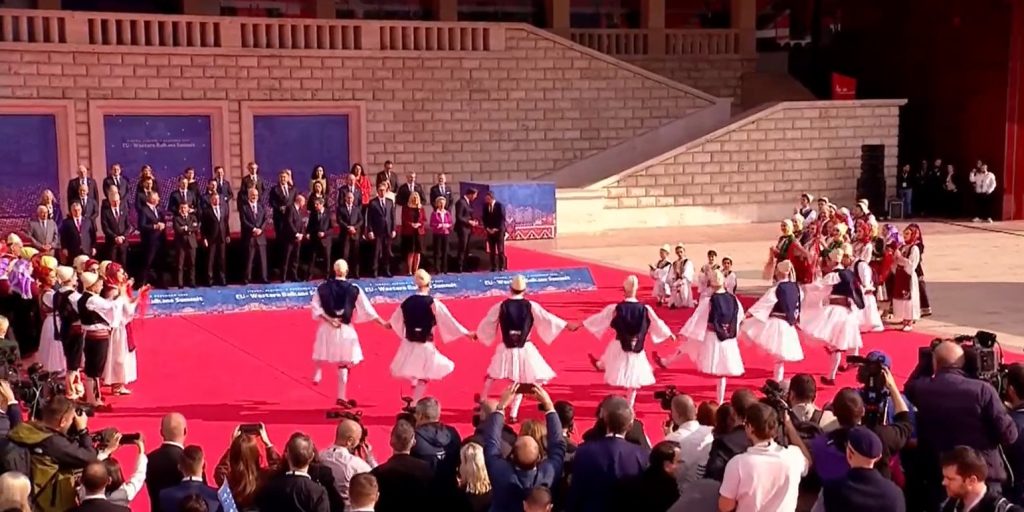 VIDEO/ Koncert me valle popullore në samitin e BE-së në Tiranë, në anën tjetër mbahet protesta 638f2b748e684Screenshot 9