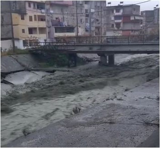 Banorët në panik, përroi i Zaranikës rrezikon të dalë nga shtrati 640 0 1670747550xelbasan 144