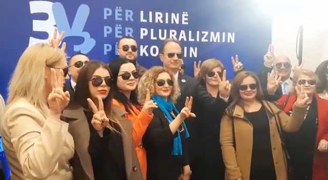 VIDEO/ Demokratët e Elbasanit vendosin syze dielli në solidaritet me Berishën 640 0 sypng 1670779789