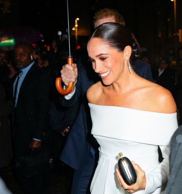 Fustani i Meghan “pushton” rrjetin. Është kaq elegant, sensual dhe modern sa do t’ju fiksojë 785 0 63904742737fa e1670404345282