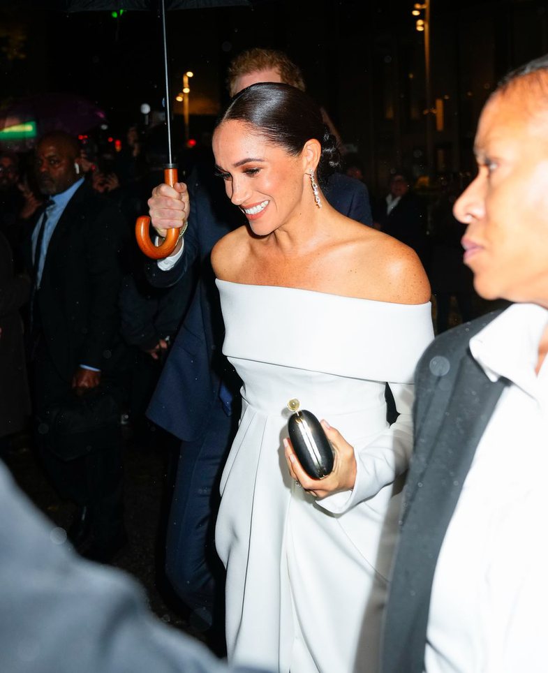 Fustani i Meghan "pushton" rrjetin. Është kaq elegant, sensual dhe modern sa do t'ju fiksojë 4 785 0 63904742737fa