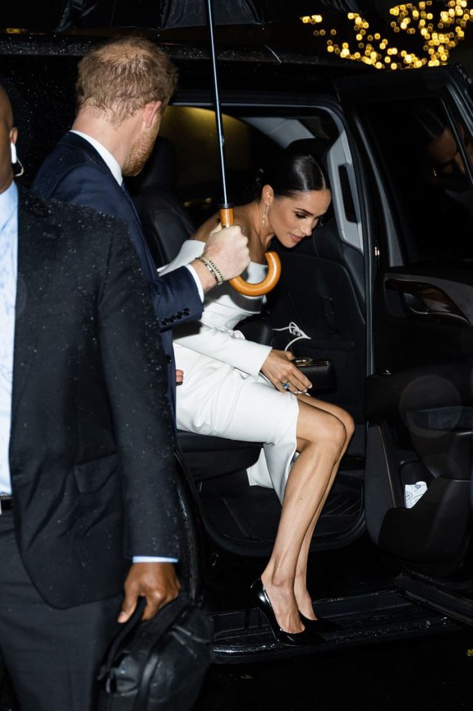 Fustani i Meghan "pushton" rrjetin. Është kaq elegant, sensual dhe modern sa do t'ju fiksojë 1 785 0 63904742a3da2