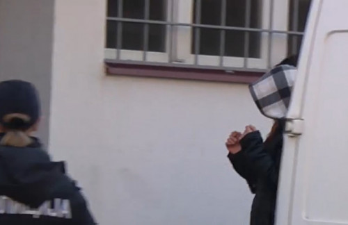 Vrau të dashurin në Tetovë, 17 vjeçarja dërgohet në gjykatë, pritet me protestë nga shokët e klasë A6D9ADD0 B816 42D7 9090 297A1E7FD5D0