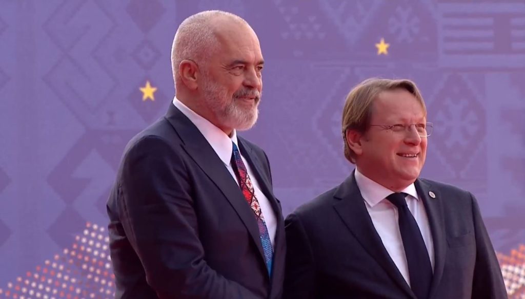 VIDEO/ Mbërritja në samit e liderëve të BE-së, priten nga Kryeministri Edi Rama Capture 15