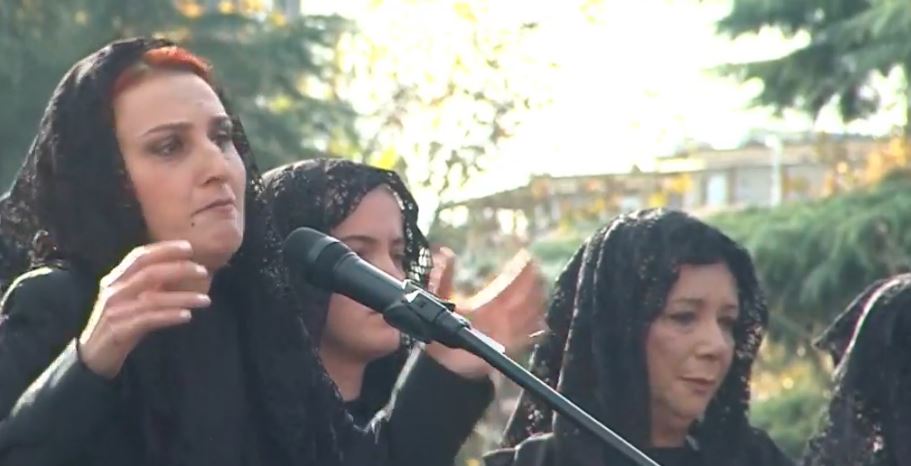 “Kortezhi i dhimbjes shqiptare”, gratë vajtojnë veshur me të zeza. Mes tyre dhe Adriana Kalaja Capture 23