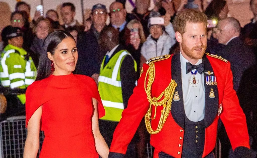 Meghan tregon pse nuk e veshi ngjyrën e kuqe kur jetonte në Mbretëri Capture 34