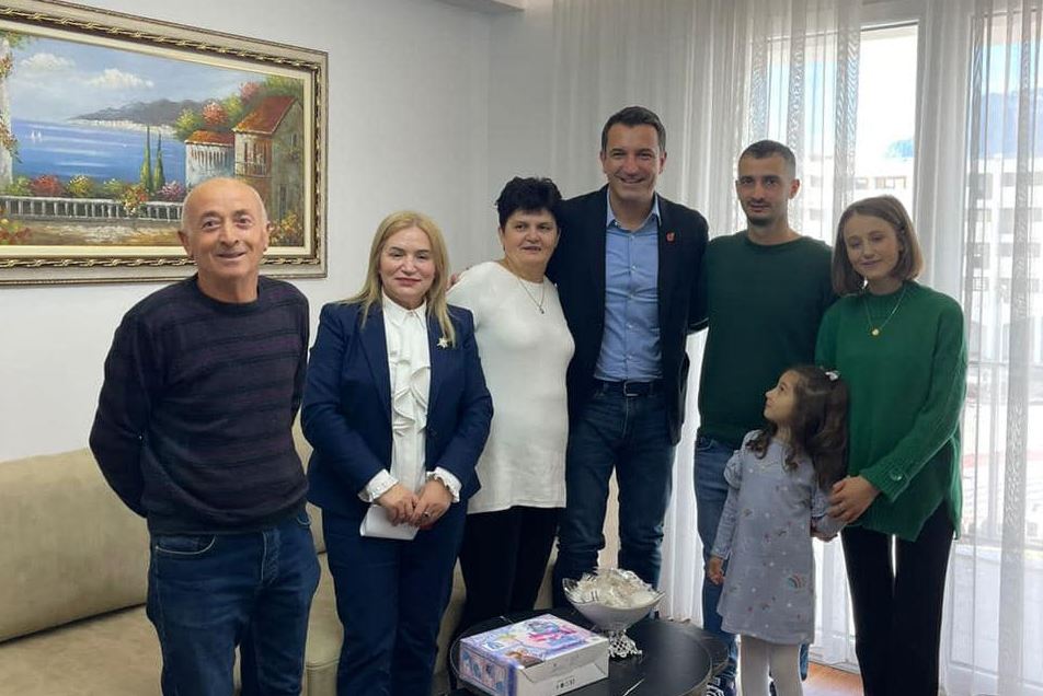 Lanë pallatin e dëmtuar te “Myslym Keta” dhe janë sistemuar në banesa të reja, Veliaj: Mos u përdorni nga politika Capture 78