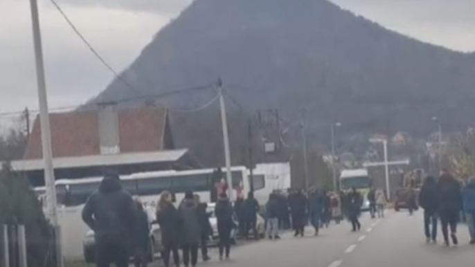 Persona të maskuar sulmojnë gazetarët në veri të Kosovës Screenshot 4 29