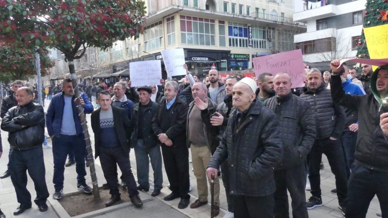 Banorët e Spatharit protestë para bashkisë së Librazhdit: Nuk ka asnjë investim Spathar 2 770x433 1