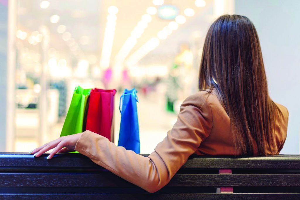 Luks apo veshje të lira, çfarë shpenzojnë më tepër shqiptarët? 2 Veshje blerje shopping dyqane 5 1062