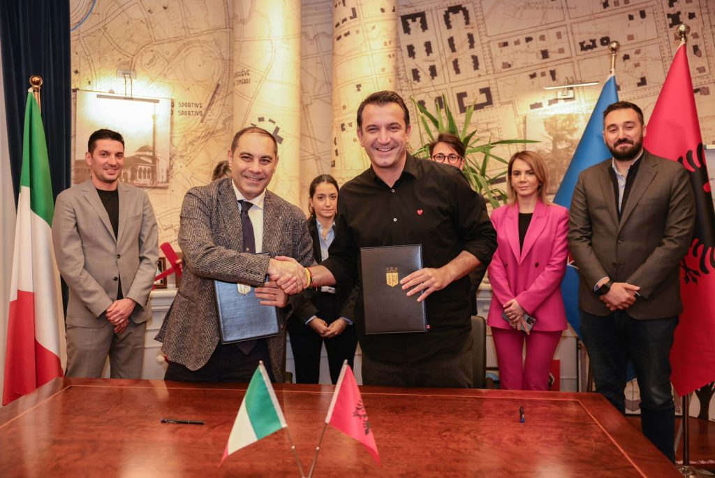 Tirana dhe Taranto marrëveshje binjakëzimi, Melucci pritet nga Veliaj: Kryeqyteti po njeh një zhvillim të vrullshëm WhatsApp Image 2022 12 04 at 13.51.30